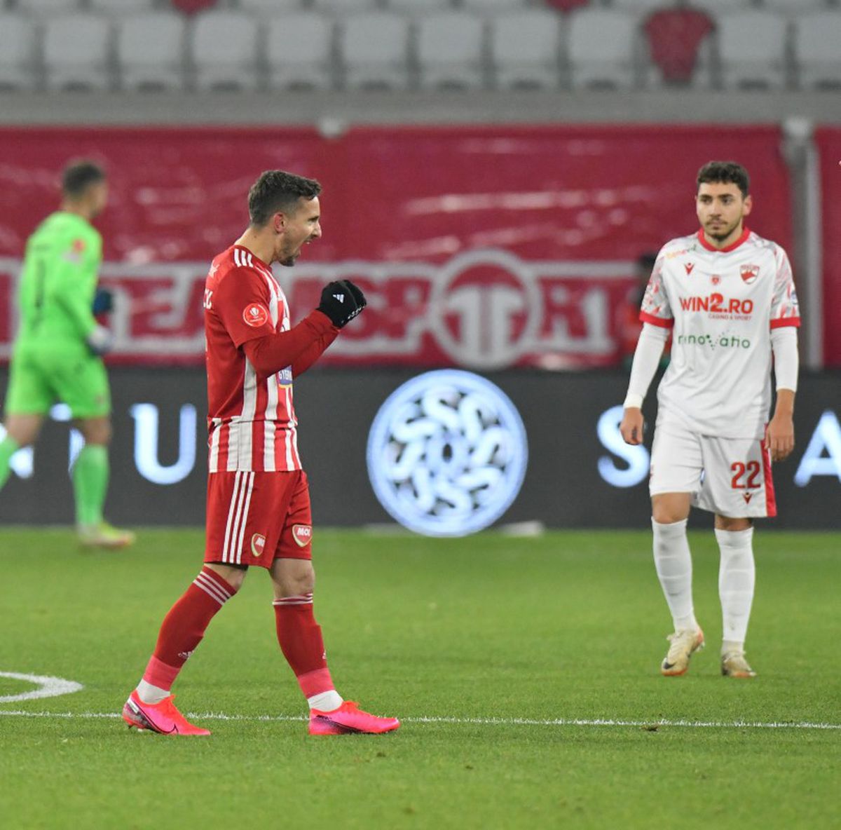 Tensiuni la Sfântu Gheorghe » Fanii lui Dinamo nu au fost lăsați să iasă din stadion: „Jandarmii au replicat cu gaze lacrimogene”