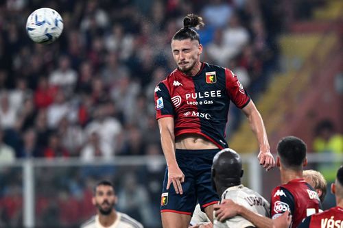 Radu Drăgușin l-a anihilat pe atacantul belgian Romelu Lukaku în meciul Genoa - AS Roma din Serie A FOTO: Imago