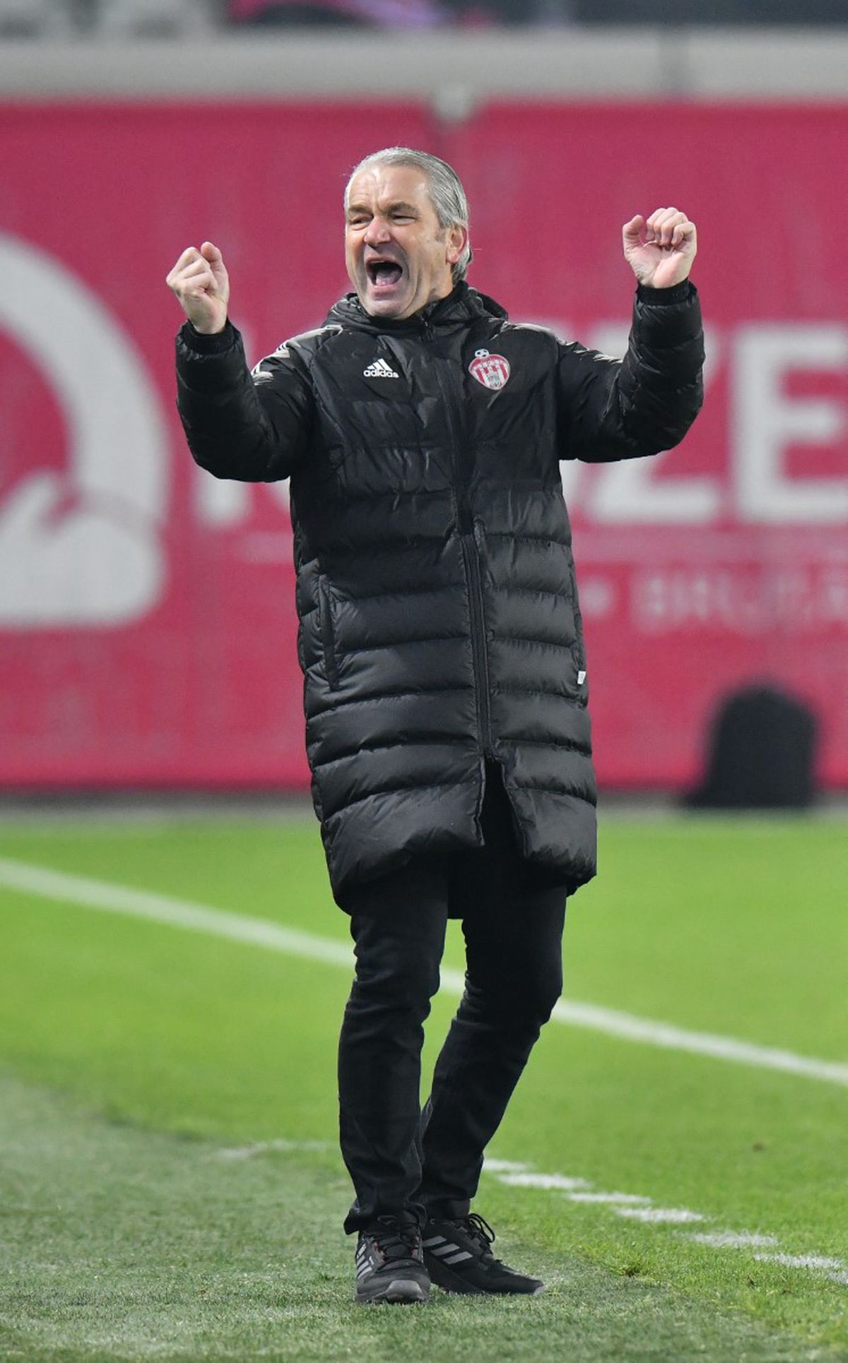 Tensiuni la Sfântu Gheorghe » Fanii lui Dinamo nu au fost lăsați să iasă din stadion: „Jandarmii au replicat cu gaze lacrimogene”