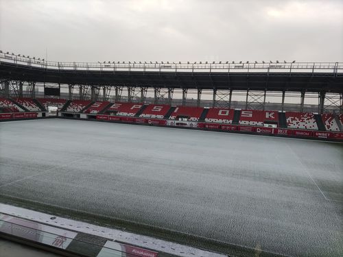 Gazonul de pe stadionul Sepsi a fost acoperit de un start subținere de zăpadă FOTO: GSP