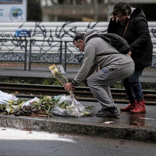 Flori și lacrimi pentru fanul ucis la Nantes // Foto: Twitter L'Equipe
