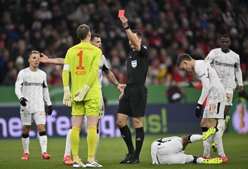 Manuel Neuer își primește sentința după faultul asupra lui Frimpong în afara careului mare / Foto: Imago