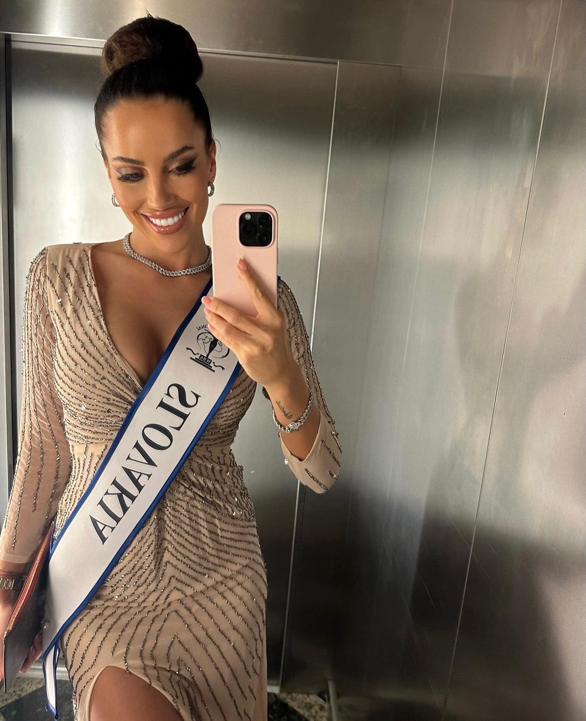 The queen is back! Simona s-a pozat cu tricoul echipei naționale și ne așteaptă la Euro: „Poate că vezi doar o față drăguță”