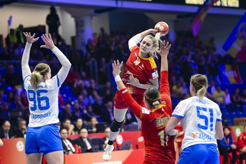 România a pierdut cu Franța, scor 25-30, în prima rundă din grupele principale ale Campionatului European de handbal feminin. Presa franceză a criticat naționala „cocoșului galic” după victoria în fața „tricolorelor”.