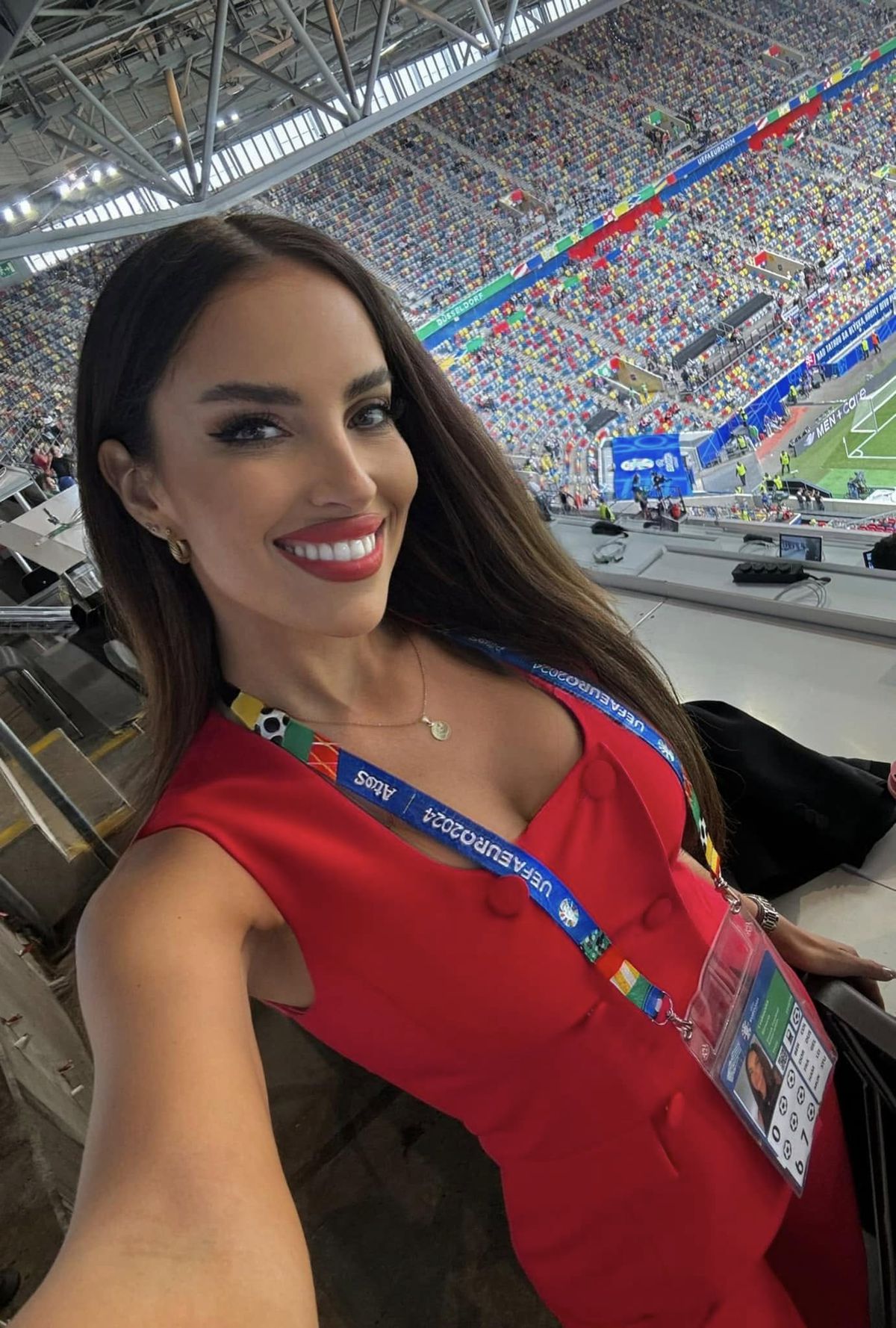 The queen is back! Simona s-a pozat cu tricoul echipei naționale și ne așteaptă la Euro: „Poate că vezi doar o față drăguță”