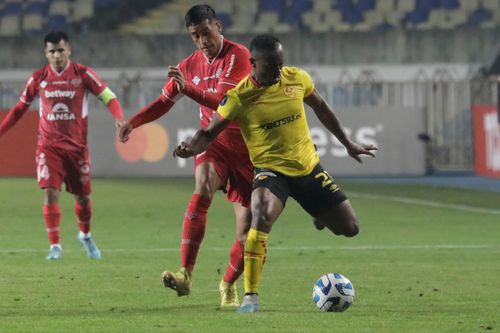 Pedro Perlaza (galben), într-un duel din grupele Copei Libertadores din mai 2023, Nublense - Aucas / Foto: Imago