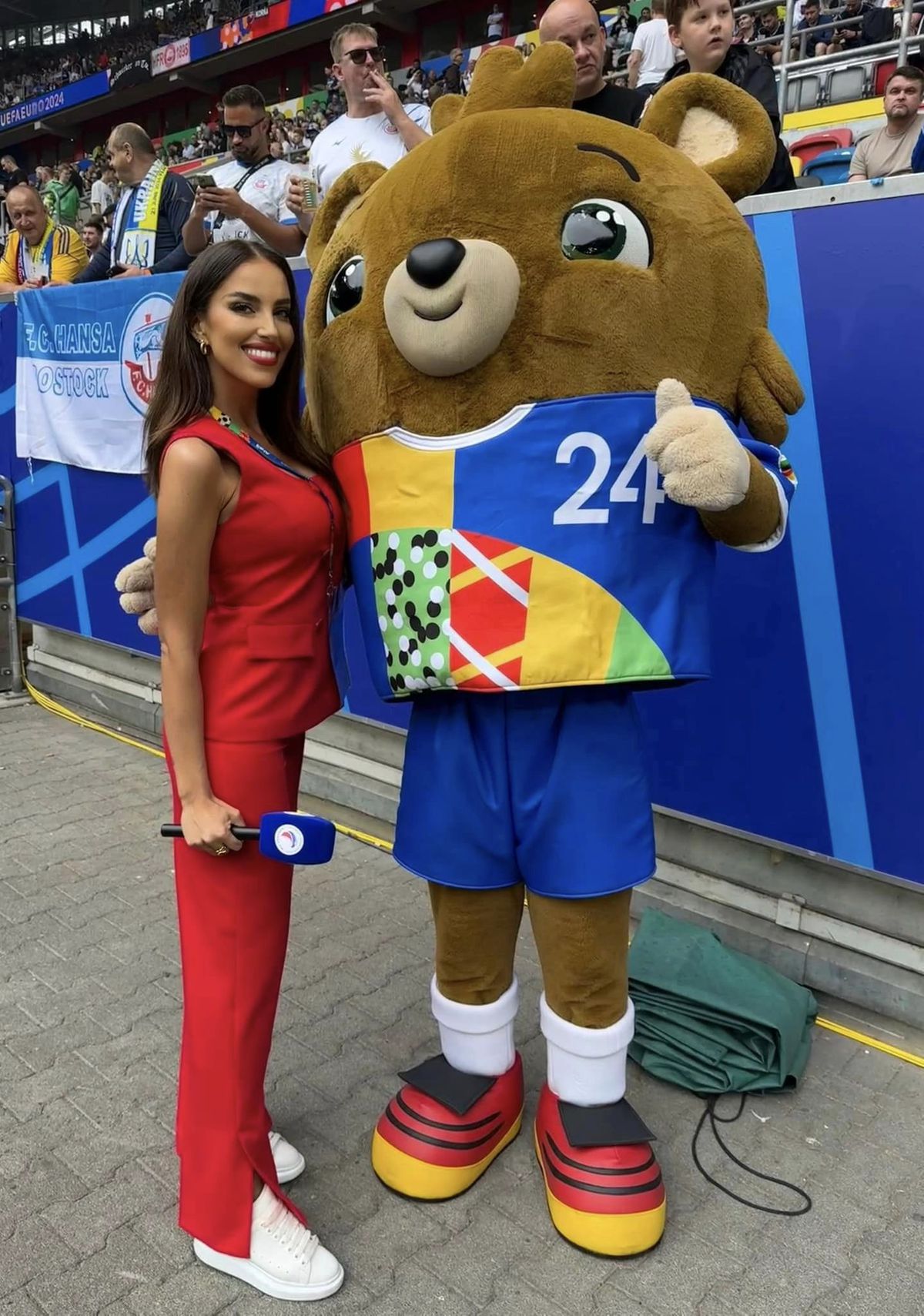 The queen is back! Simona s-a pozat cu tricoul echipei naționale și ne așteaptă la Euro: „Poate că vezi doar o față drăguță”