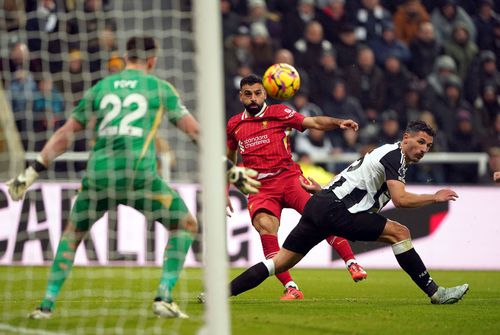 Salah (dublă) și Schar, doi dintre eroii duelului de pe St James Park. Foto: Imago Images