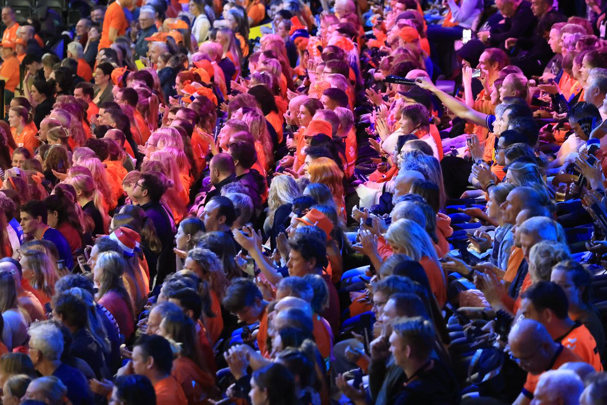 Cum a apărut Van der Vaart, venit direct de la București, în fieful marii rivale din Rotterdam » A asistat la un recital al Olandei, cu partenera Polman pe parchet