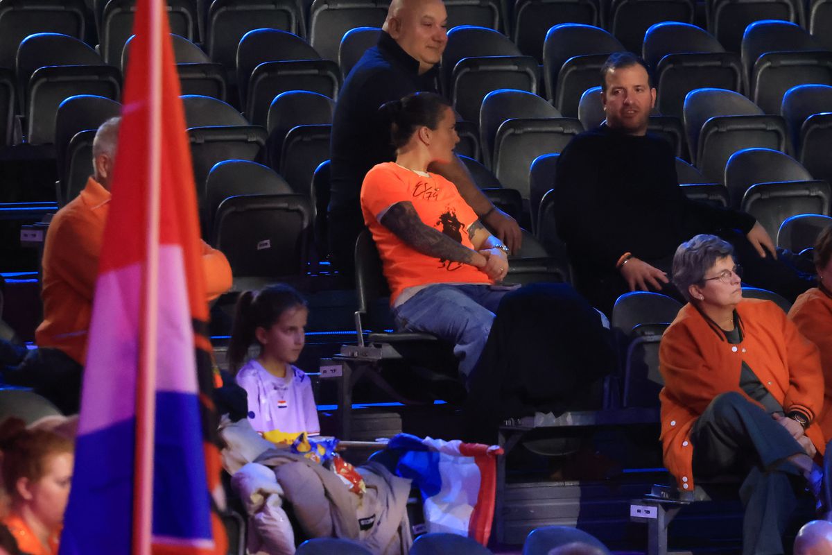 Cum a apărut Van der Vaart, venit direct de la București, în fieful marii rivale din Rotterdam » A asistat la un recital al Olandei, cu partenera Polman pe parchet