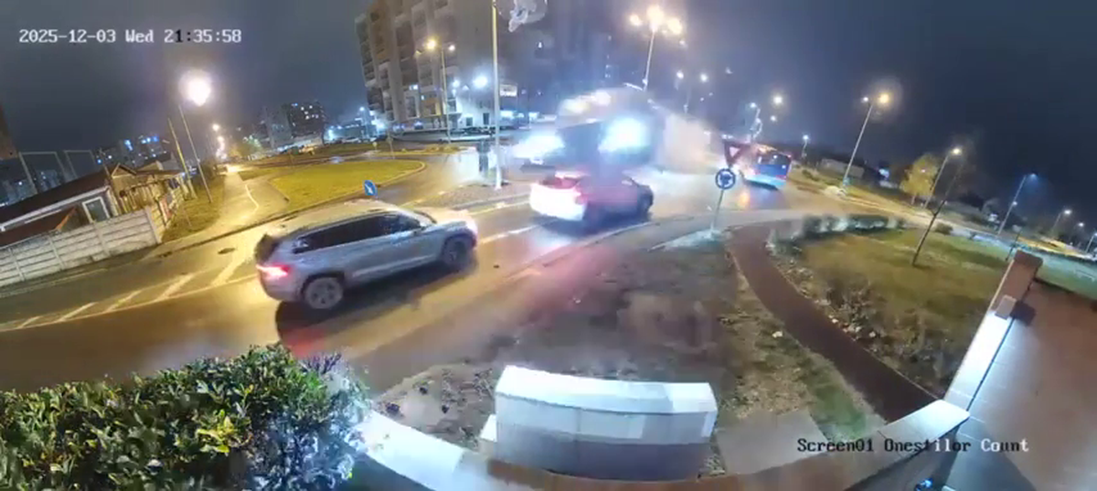 Filmarea cu accidentul care a șocat România: zboară peste două mașini în intersecție!