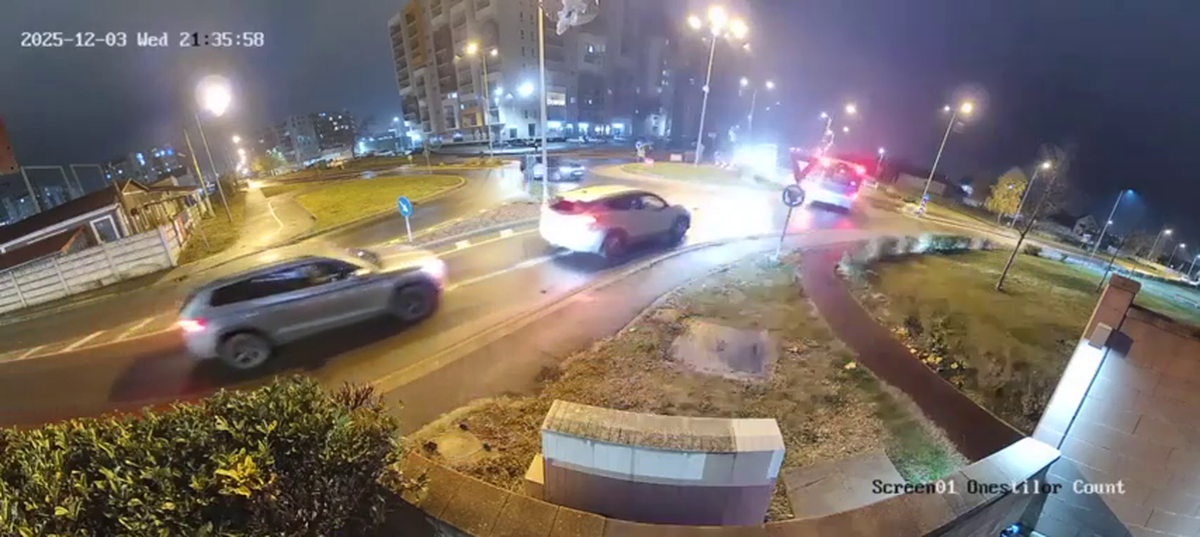 Filmarea cu accidentul care a șocat România: zboară peste două mașini în intersecție!