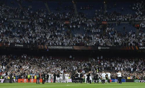 În 2022, fanii lui Eintracht au dominuat atmosfera pe Camp Nou / Foto: Imago