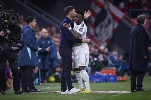 Vinicius îl îmbrățișează pe Xabi Alonso la ieșirea de pe teren / Foto: Imago