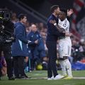 Vinicius îl îmbrățișează pe Xabi Alonso la ieșirea de pe teren / Foto: Imago