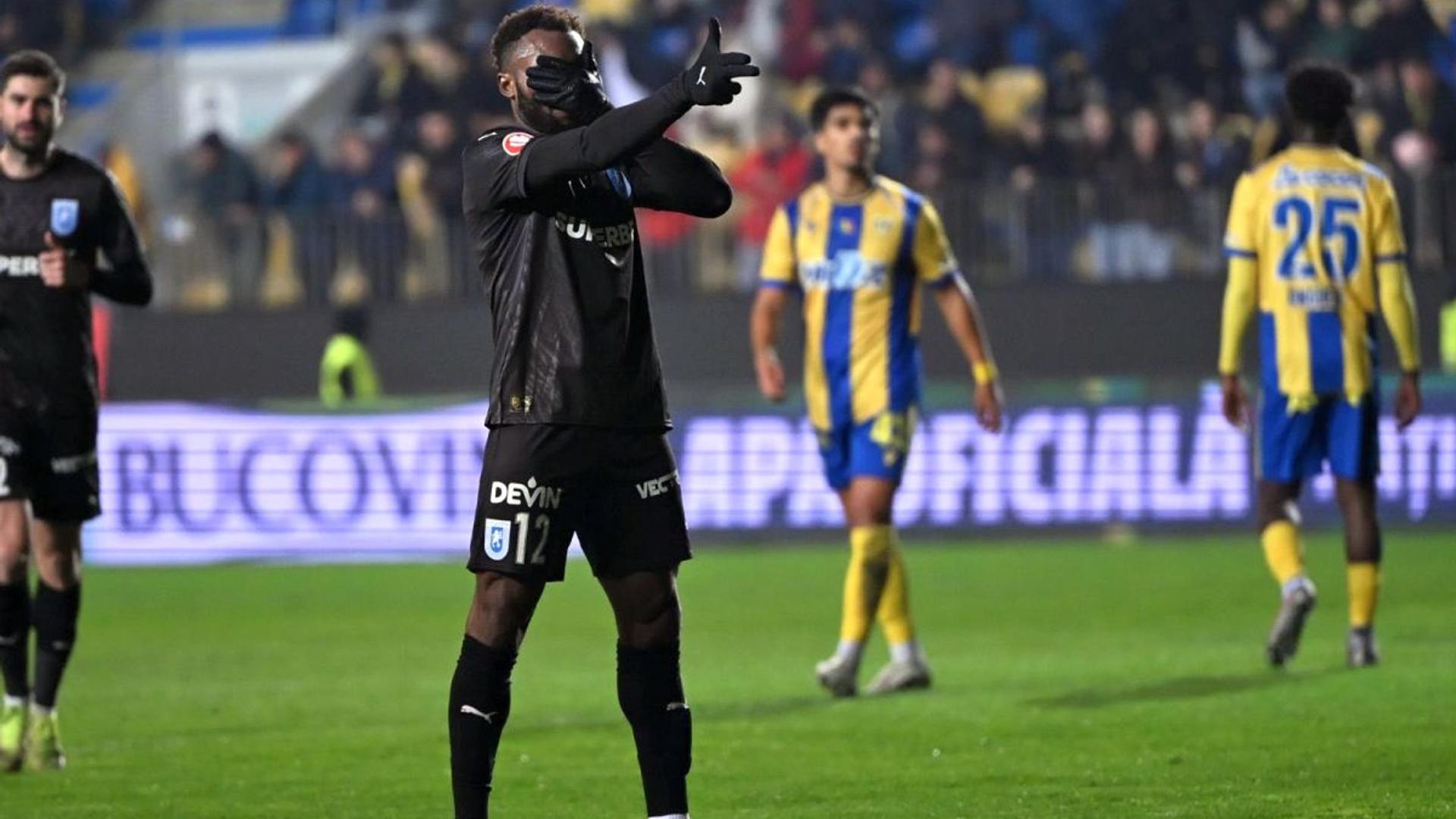 Jucători ai Universității Craiova sărbătorind goluri pe terenul Stadionului Ilie Oană în meciul din Cupa României fotbal contra Petrolului Ploiești. | sursa foto: Gazeta Sporturilor