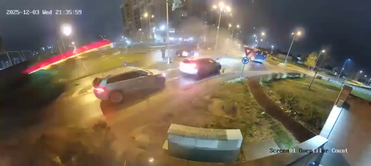 Filmarea cu accidentul care a șocat România: zboară peste două mașini în intersecție!