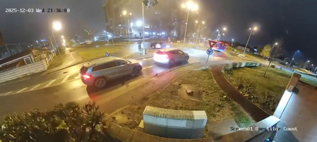 Filmarea cu accidentul care a șocat România: zboară peste două mașini în intersecție!