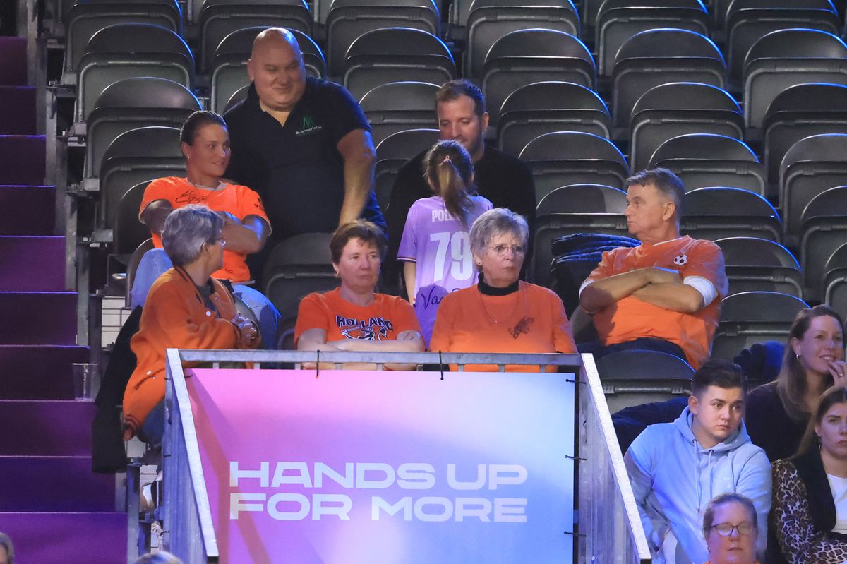 Cum a apărut Van der Vaart, venit direct de la București, în fieful marii rivale din Rotterdam » A asistat la un recital al Olandei, cu partenera Polman pe parchet