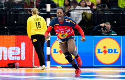 În ziua în care a semnat cu Gloria Bistrița, vedeta Spaniei și-a spus povestea de viață: „Învăț limba română, e important pentru mine”