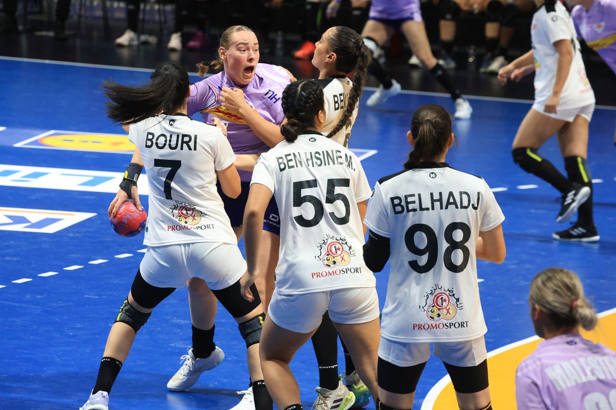 Cum a apărut Van der Vaart, venit direct de la București, în fieful marii rivale din Rotterdam » A asistat la un recital al Olandei, cu partenera Polman pe parchet