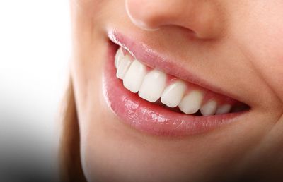 Când un dinte dispare, se schimbă mai mult decât zâmbetul: cum refaci echilibrul pierdut?