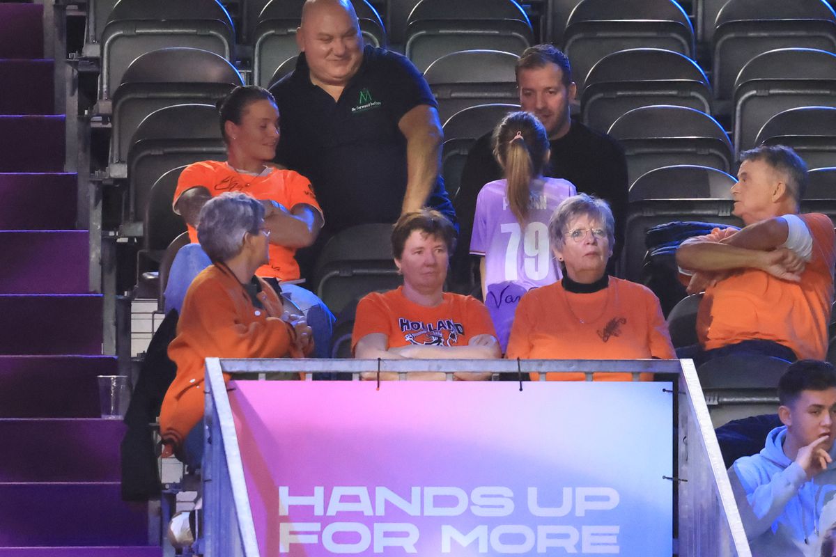 Cum a apărut Van der Vaart, venit direct de la București, în fieful marii rivale din Rotterdam » A asistat la un recital al Olandei, cu partenera Polman pe parchet