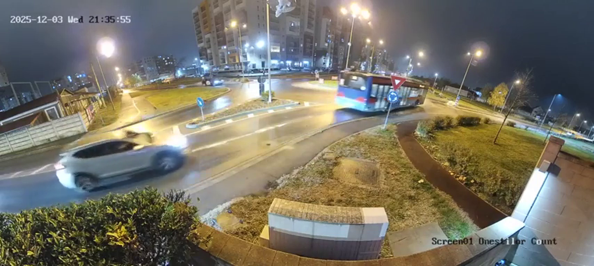 Filmarea cu accidentul care a șocat România: zboară peste două mașini în intersecție!