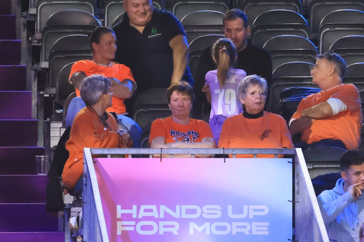 Cum a apărut Van der Vaart, venit direct de la București, în fieful marii rivale din Rotterdam » A asistat la un recital al Olandei, cu partenera Polman pe parchet