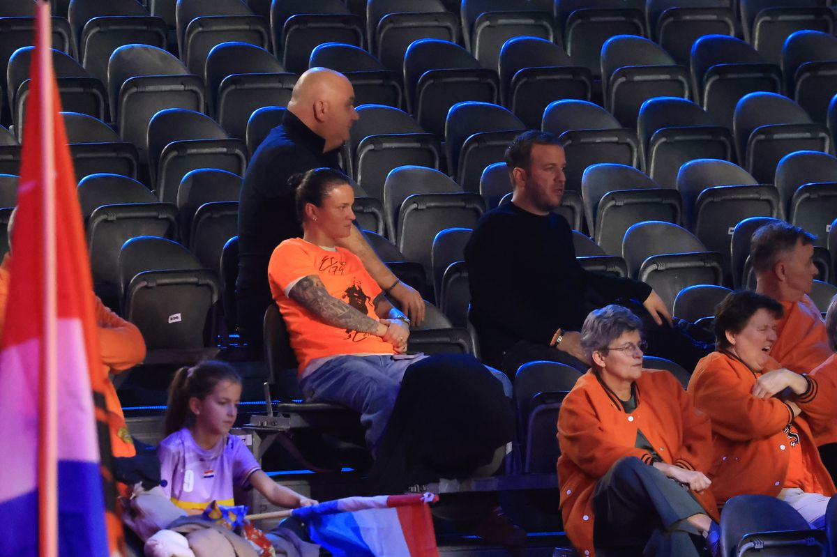 Cum a apărut Van der Vaart, venit direct de la București, în fieful marii rivale din Rotterdam » A asistat la un recital al Olandei, cu partenera Polman pe parchet