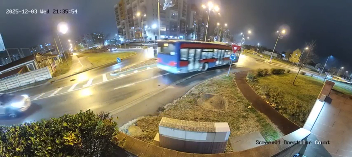 Filmarea cu accidentul care a șocat România: zboară peste două mașini în intersecție!