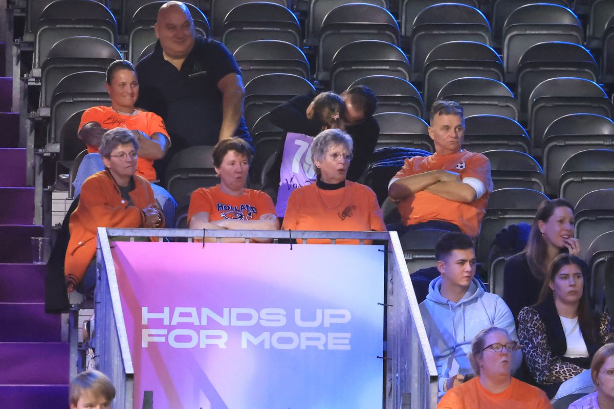 Cum a apărut Van der Vaart, venit direct de la București, în fieful marii rivale din Rotterdam » A asistat la un recital al Olandei, cu partenera Polman pe parchet