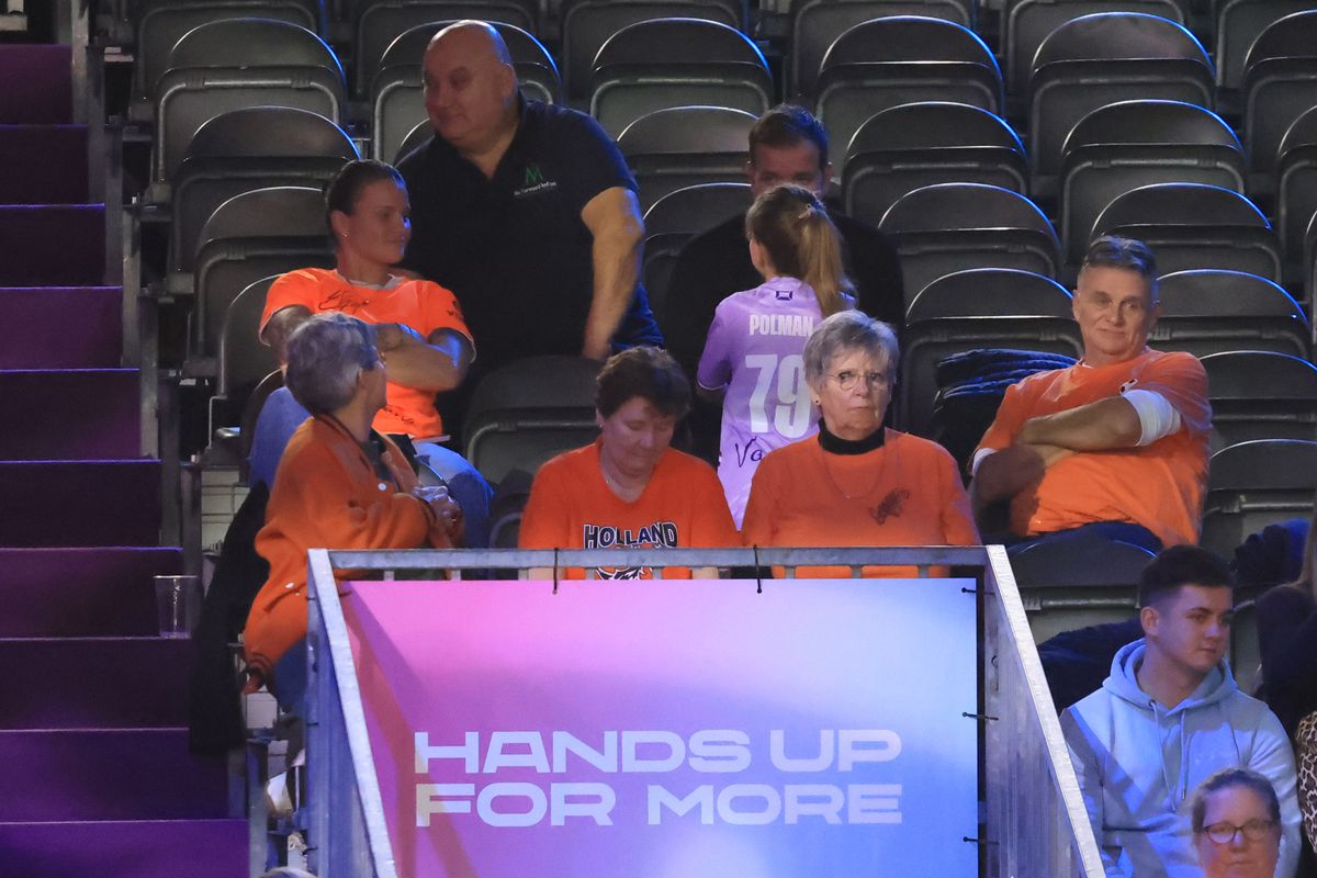 Cum a apărut Van der Vaart, venit direct de la București, în fieful marii rivale din Rotterdam » A asistat la un recital al Olandei, cu partenera Polman pe parchet