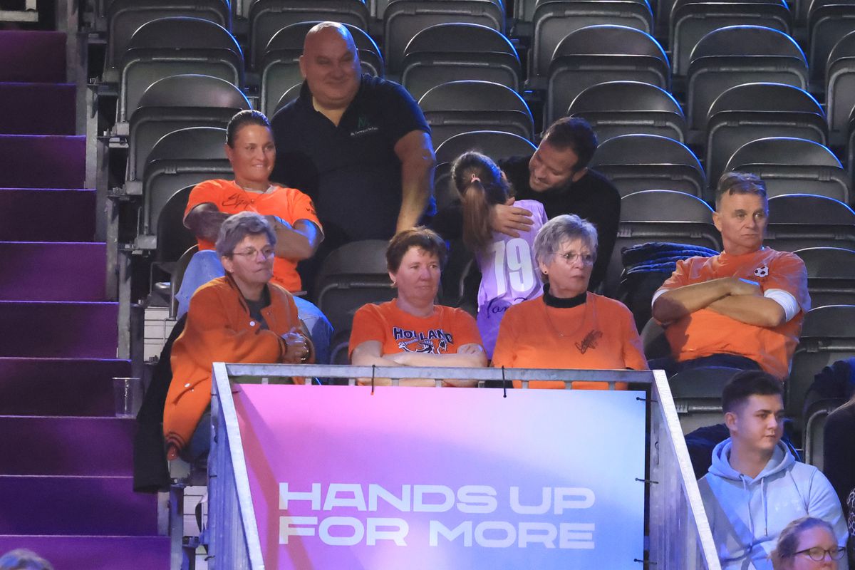 Cum a apărut Van der Vaart, venit direct de la București, în fieful marii rivale din Rotterdam » A asistat la un recital al Olandei, cu partenera Polman pe parchet