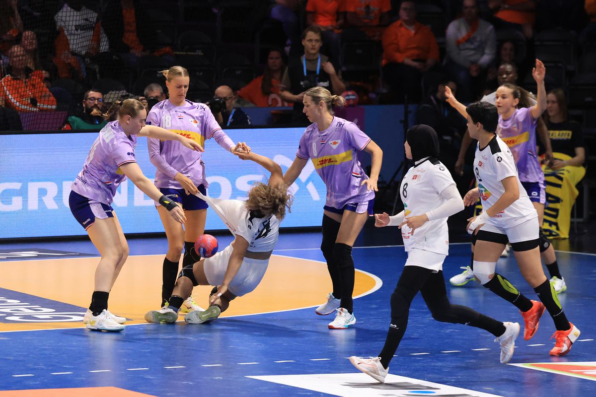 Cum a apărut Van der Vaart, venit direct de la București, în fieful marii rivale din Rotterdam » A asistat la un recital al Olandei, cu partenera Polman pe parchet