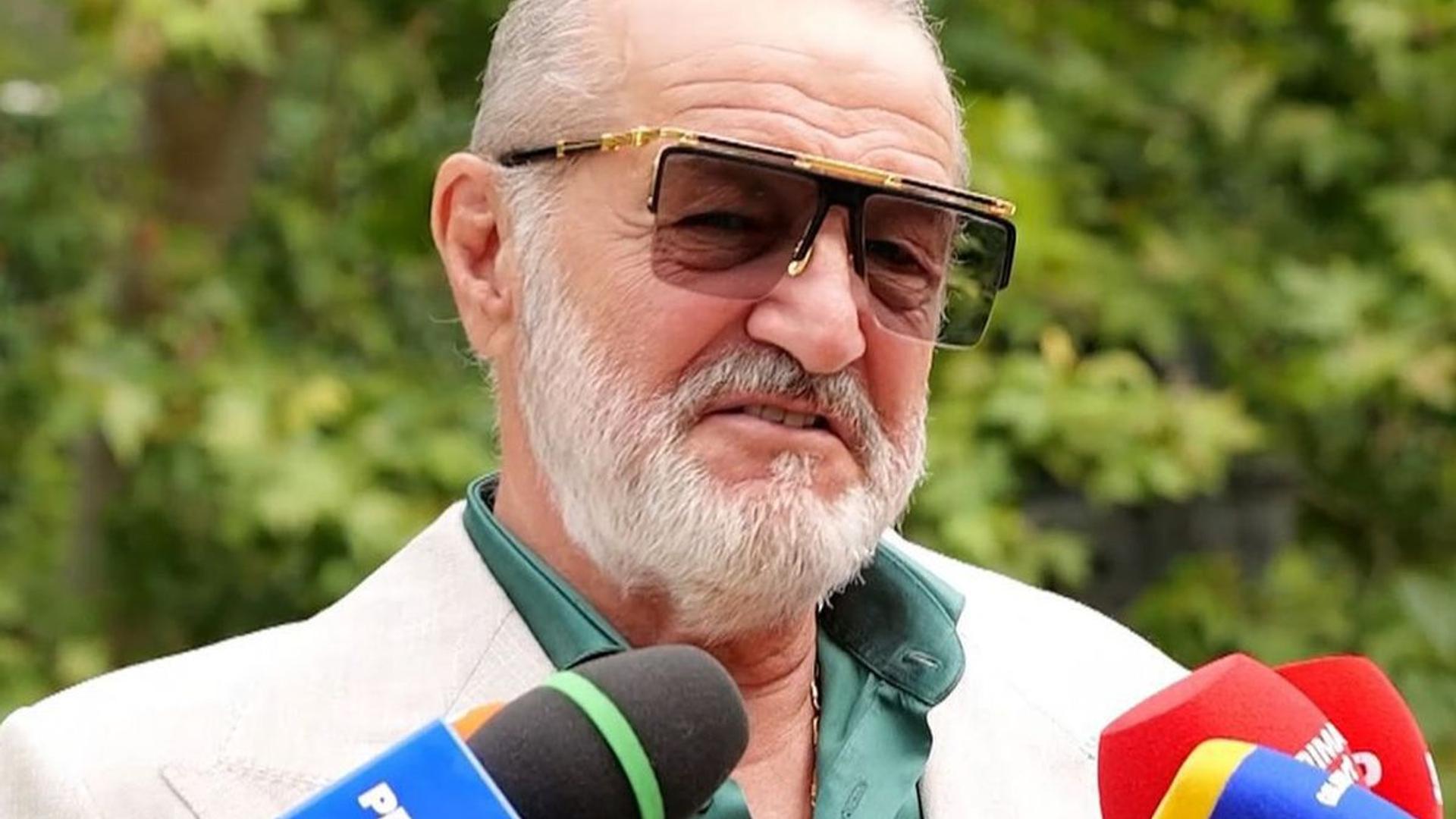 Gigi Becali vorbind la conferința de presă înaintea meciului FCSB Dinamo, cu David Miculescu în prim-plan ca jucător complet apreciat de Becali | sursa foto: Gazeta Sporturilor