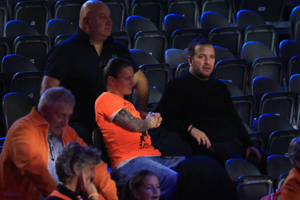 Cum a apărut Van der Vaart, venit direct de la București, în fieful marii rivale din Rotterdam » A asistat la un recital al Olandei, cu partenera Polman pe parchet