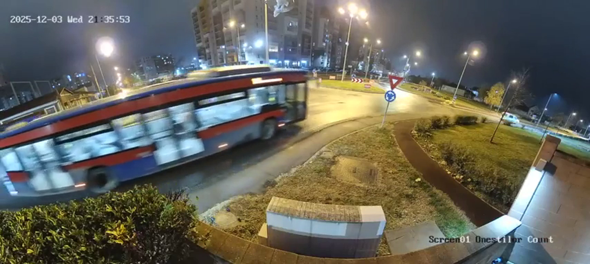 Filmarea cu accidentul care a șocat România: zboară peste două mașini în intersecție!