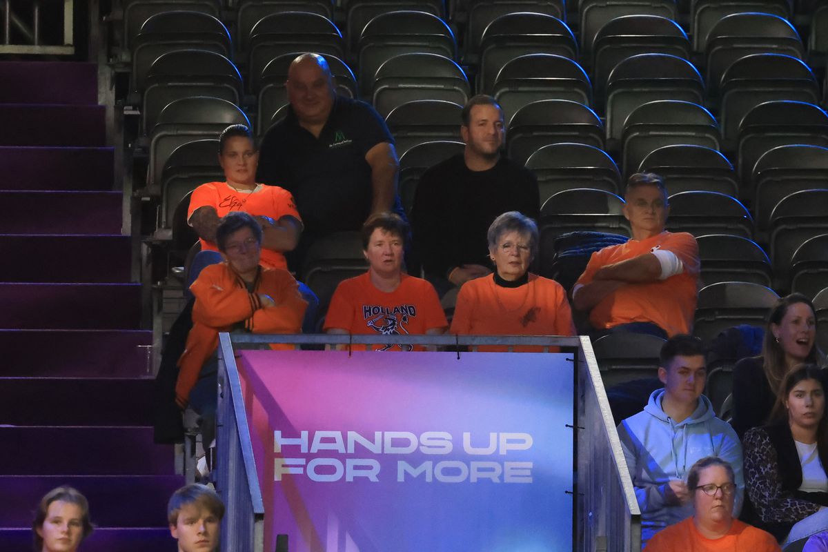 Cum a apărut Van der Vaart, venit direct de la București, în fieful marii rivale din Rotterdam » A asistat la un recital al Olandei, cu partenera Polman pe parchet