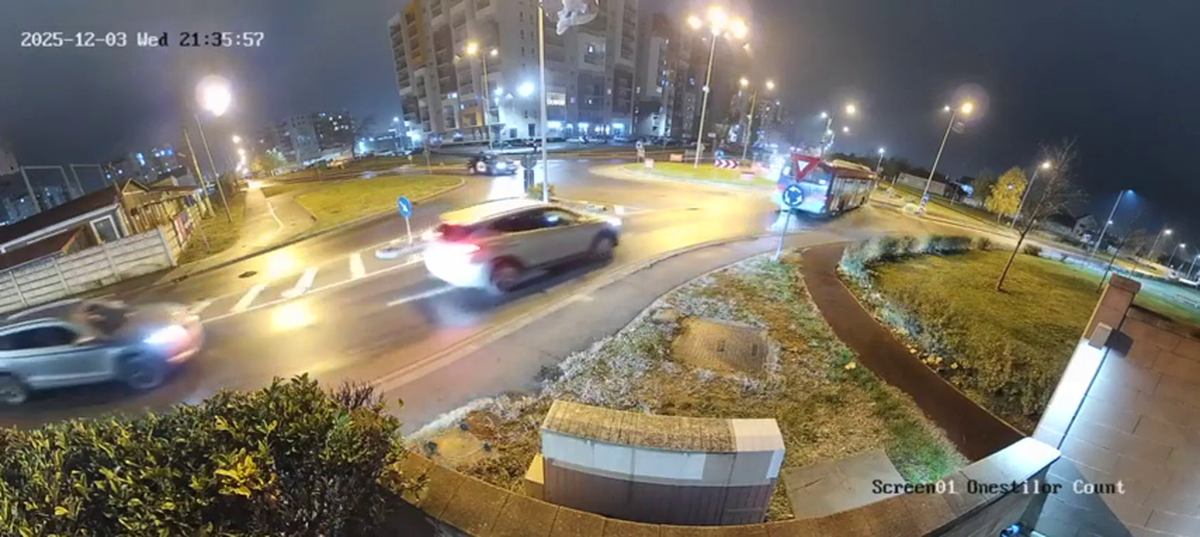 Filmarea cu accidentul care a șocat România: zboară peste două mașini în intersecție!