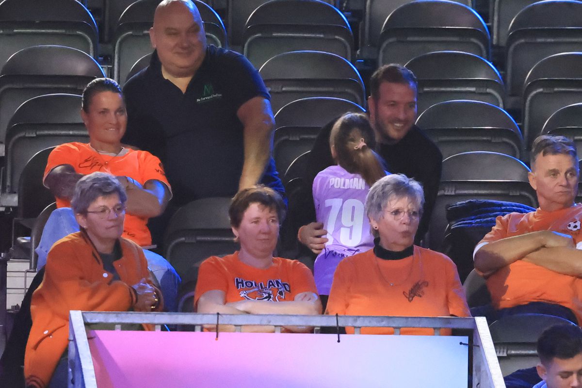 Cum a apărut Van der Vaart, venit direct de la București, în fieful marii rivale din Rotterdam » A asistat la un recital al Olandei, cu partenera Polman pe parchet