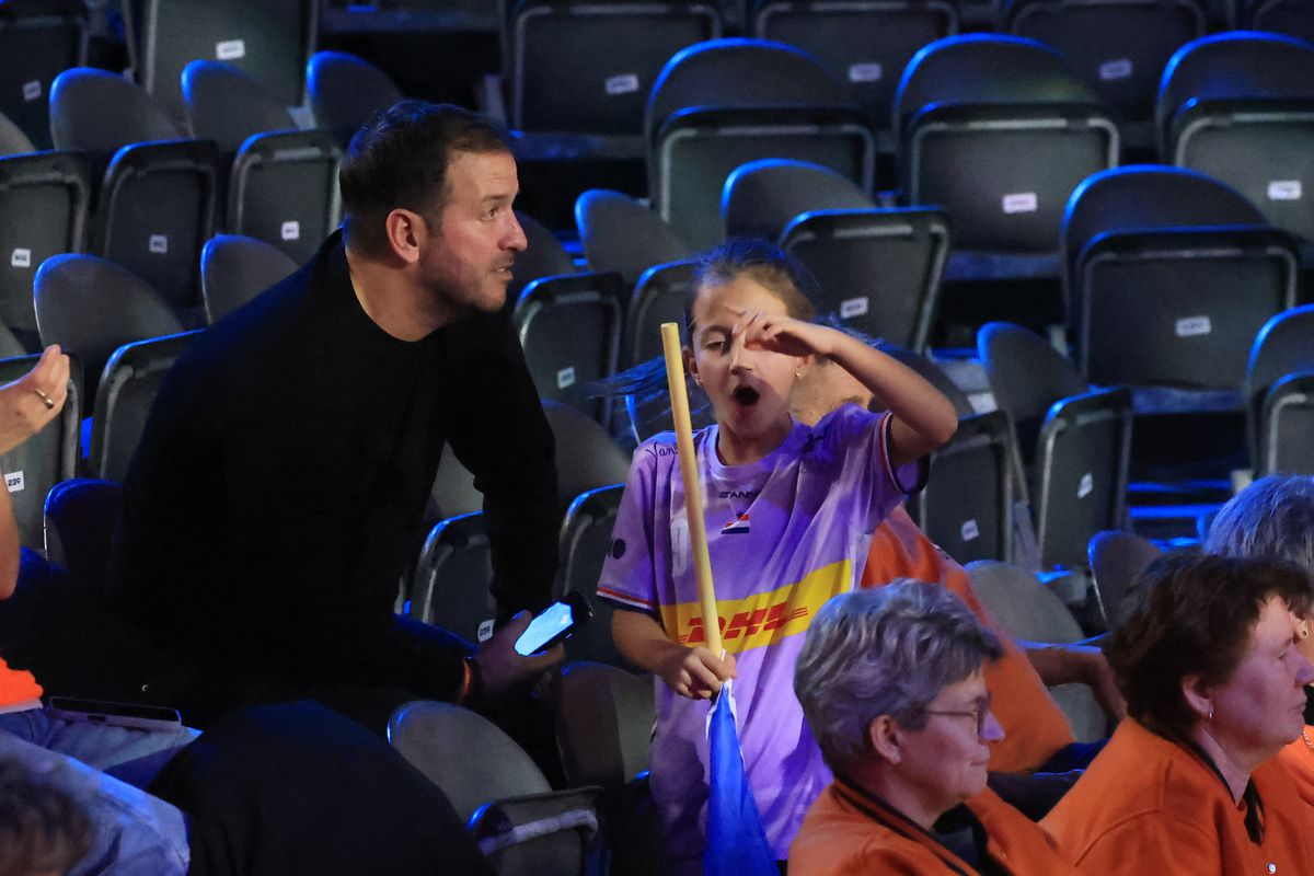 Cum a apărut Van der Vaart, venit direct de la București, în fieful marii rivale din Rotterdam » A asistat la un recital al Olandei, cu partenera Polman pe parchet