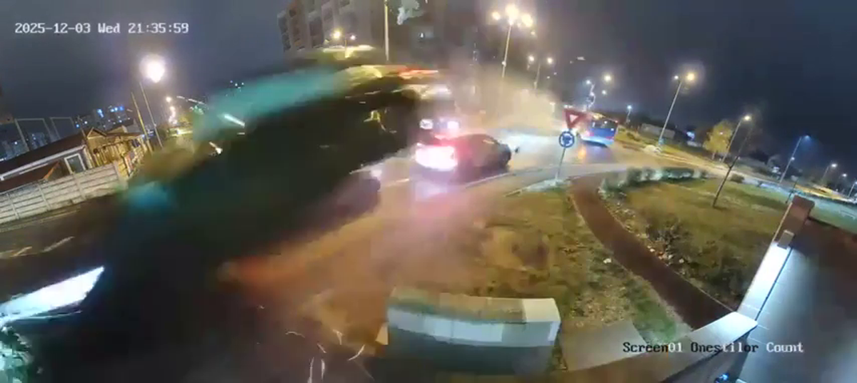 Filmarea cu accidentul care a șocat România: zboară peste două mașini în intersecție!