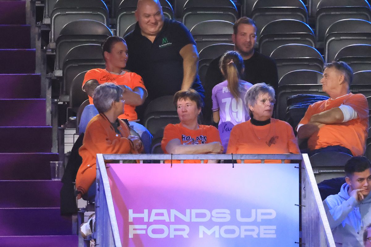 Cum a apărut Van der Vaart, venit direct de la București, în fieful marii rivale din Rotterdam » A asistat la un recital al Olandei, cu partenera Polman pe parchet