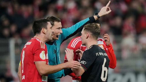 Bavarezul Joshua Kimmich comentează în fața arbitrului Martin Petersen, Rani Khedira (Union) e frustrat