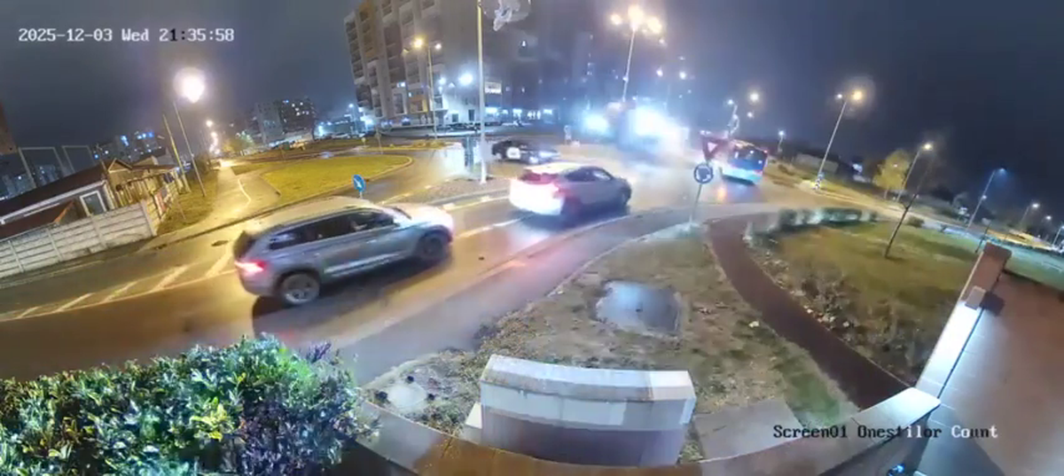 Filmarea cu accidentul care a șocat România: zboară peste două mașini în intersecție!