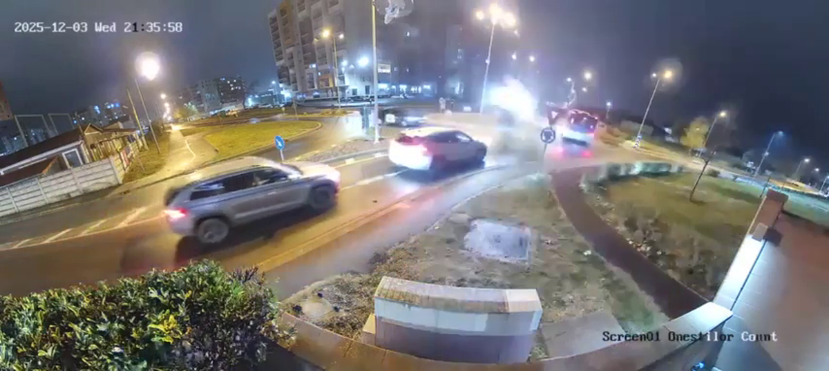 Filmarea cu accidentul care a șocat România: zboară peste două mașini în intersecție!