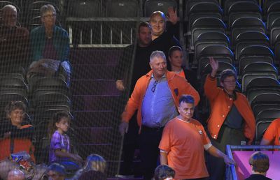 Cum a apărut Van der Vaart, venit direct de la București, în fieful marii rivale din Rotterdam » A asistat la un recital al Olandei, cu partenera Polman pe parchet