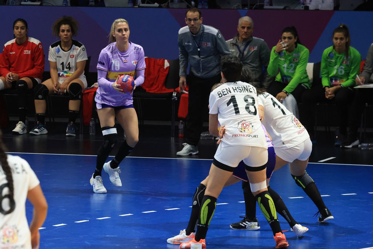 Cum a apărut Van der Vaart, venit direct de la București, în fieful marii rivale din Rotterdam » A asistat la un recital al Olandei, cu partenera Polman pe parchet