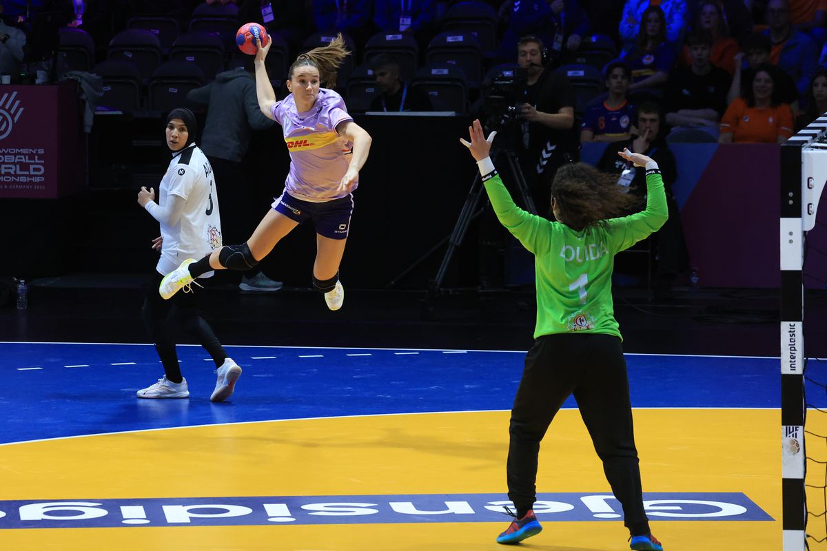 Cum a apărut Van der Vaart, venit direct de la București, în fieful marii rivale din Rotterdam » A asistat la un recital al Olandei, cu partenera Polman pe parchet